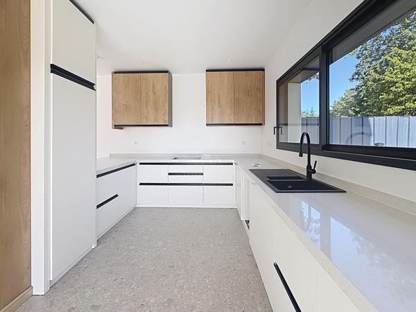 Maison contemporaine neuve à vendre à Juigné sur Loire - 4 chambres dont vie de plain-pied avec jardin et vue sur la campagne