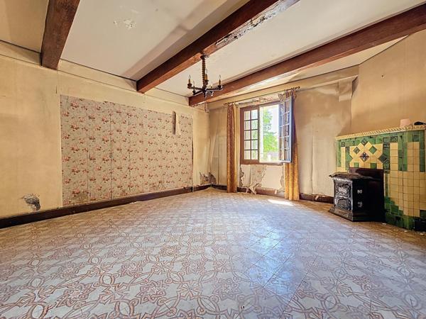 Le Bousquet d'Orb – Ensemble immobilier de 235 m² à rénover avec extérieur