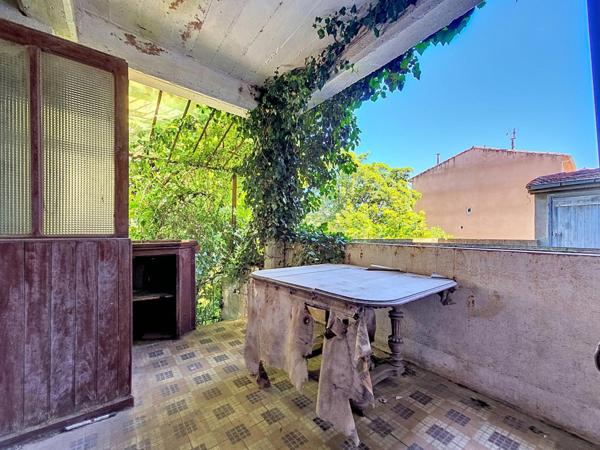 Le Bousquet d'Orb – Ensemble immobilier de 235 m² à rénover avec extérieur