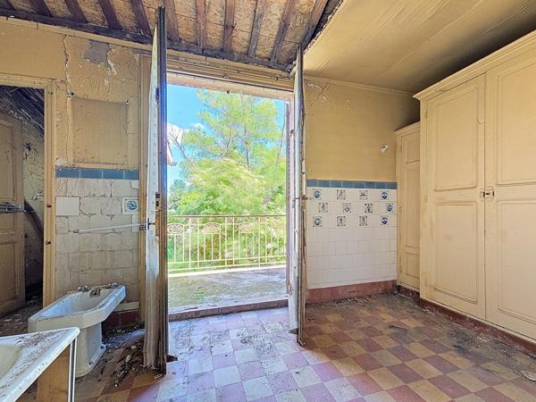 Le Bousquet d'Orb – Ensemble immobilier de 235 m² à rénover avec extérieur