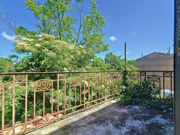 Le Bousquet d'Orb – Ensemble immobilier de 235 m² à rénover avec extérieur