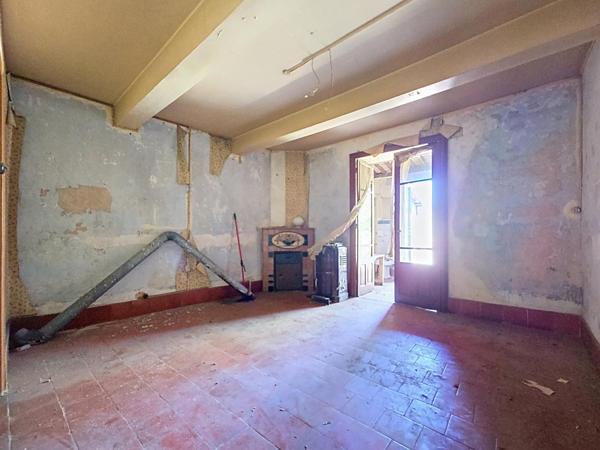 Le Bousquet d'Orb – Ensemble immobilier de 235 m² à rénover avec extérieur