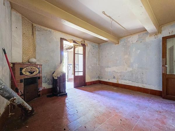 Le Bousquet d'Orb – Ensemble immobilier de 235 m² à rénover avec extérieur