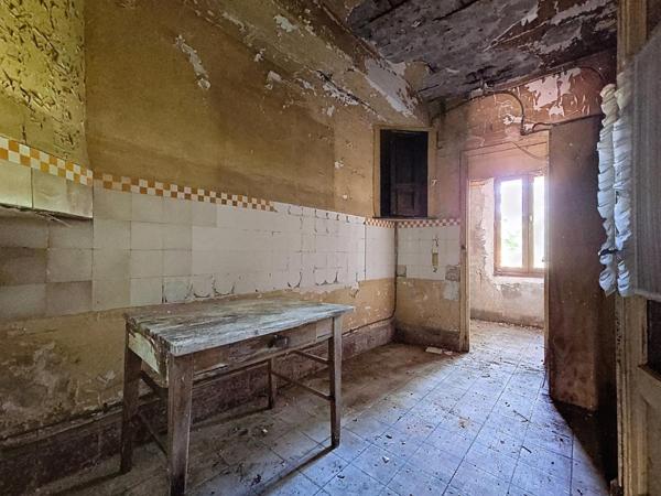 Le Bousquet d'Orb – Ensemble immobilier de 235 m² à rénover avec extérieur