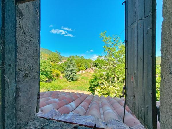 Le Bousquet d'Orb – Ensemble immobilier de 235 m² à rénover avec extérieur