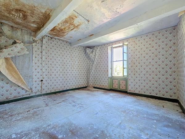 Le Bousquet d'Orb – Ensemble immobilier de 235 m² à rénover avec extérieur