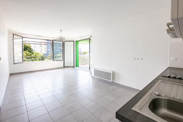 Appartement t3 dans immeuble récent avec balcon sur verdure