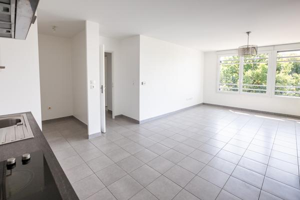 Appartement t3 dans immeuble récent avec balcon sur verdure