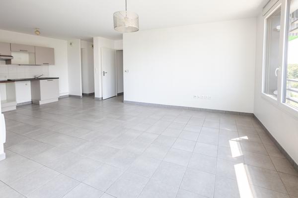 Appartement t3 dans immeuble récent avec balcon sur verdure