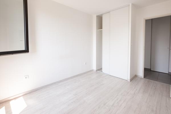Appartement t3 dans immeuble récent avec balcon sur verdure