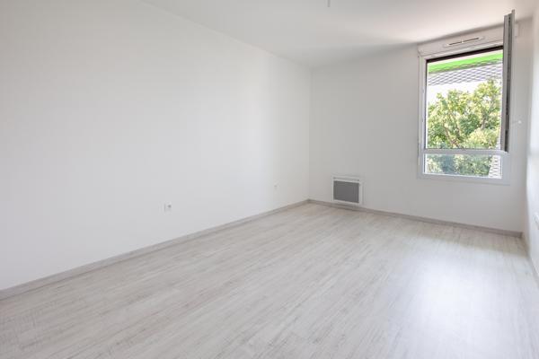 Appartement t3 dans immeuble récent avec balcon sur verdure