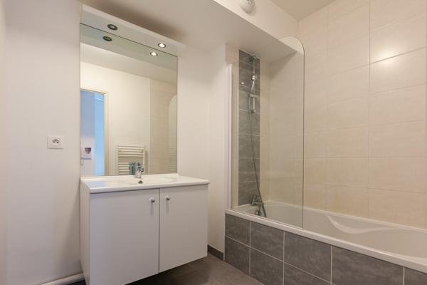 Appartement t3 dans immeuble récent avec balcon sur verdure