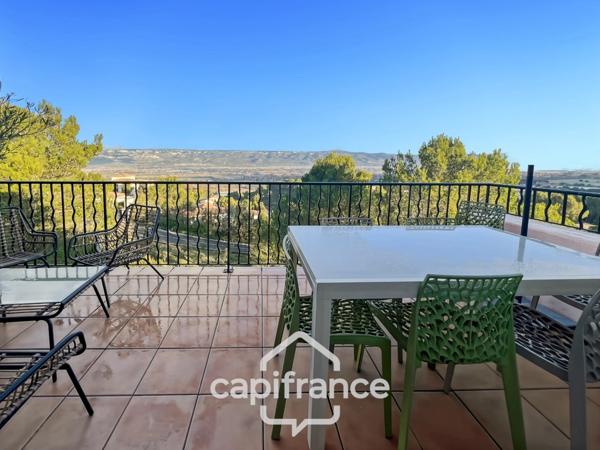 RARE SUR LE DOMAINE de PONT ROYAL, Appartement meublé de 63 m2 CLIMATISE, DERNIER ETAGE, VUE PANORAMIQUE 3 CHAMBRES, TERRASSE en ANGLE , place de parking