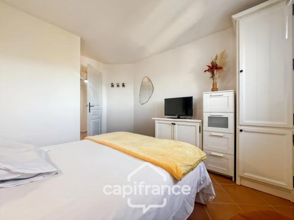 RARE SUR LE DOMAINE de PONT ROYAL, Appartement meublé de 63 m2 CLIMATISE, DERNIER ETAGE, VUE PANORAMIQUE 3 CHAMBRES, TERRASSE en ANGLE , place de parking