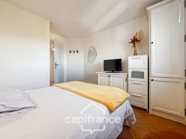 RARE SUR LE DOMAINE de PONT ROYAL, Appartement meublé de 63 m2 CLIMATISE, DERNIER ETAGE, VUE PANORAMIQUE 3 CHAMBRES, TERRASSE en ANGLE , place de parking