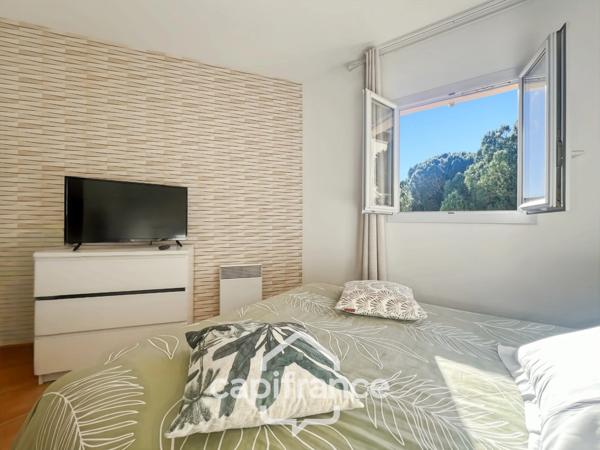 RARE SUR LE DOMAINE de PONT ROYAL, Appartement meublé de 63 m2 CLIMATISE, DERNIER ETAGE, VUE PANORAMIQUE 3 CHAMBRES, TERRASSE en ANGLE , place de parking