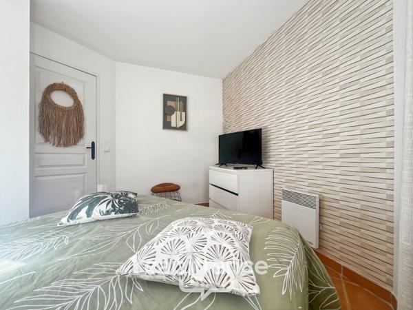 RARE SUR LE DOMAINE de PONT ROYAL, Appartement meublé de 63 m2 CLIMATISE, DERNIER ETAGE, VUE PANORAMIQUE 3 CHAMBRES, TERRASSE en ANGLE , place de parking