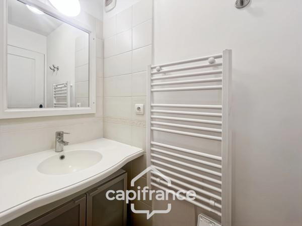 RARE SUR LE DOMAINE de PONT ROYAL, Appartement meublé de 63 m2 CLIMATISE, DERNIER ETAGE, VUE PANORAMIQUE 3 CHAMBRES, TERRASSE en ANGLE , place de parking