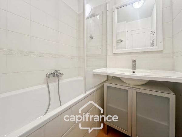 RARE SUR LE DOMAINE de PONT ROYAL, Appartement meublé de 63 m2 CLIMATISE, DERNIER ETAGE, VUE PANORAMIQUE 3 CHAMBRES, TERRASSE en ANGLE , place de parking