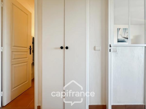 RARE SUR LE DOMAINE de PONT ROYAL, Appartement meublé de 63 m2 CLIMATISE, DERNIER ETAGE, VUE PANORAMIQUE 3 CHAMBRES, TERRASSE en ANGLE , place de parking