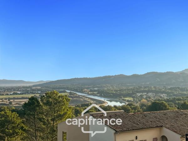 RARE SUR LE DOMAINE de PONT ROYAL, Appartement meublé de 63 m2 CLIMATISE, DERNIER ETAGE, VUE PANORAMIQUE 3 CHAMBRES, TERRASSE en ANGLE , place de parking