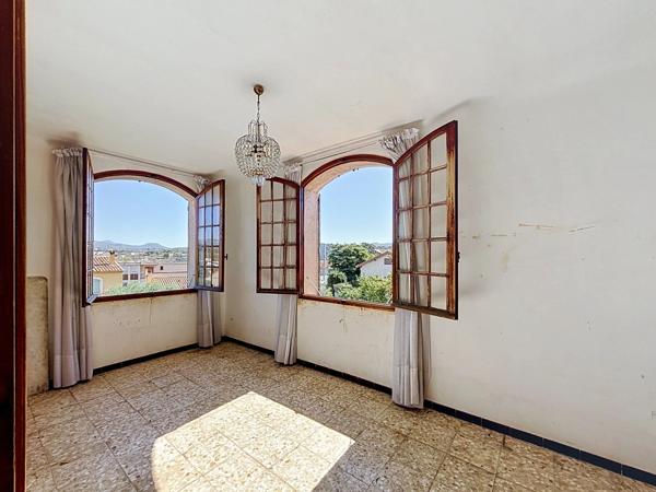 MARSEILLE 13e – MAISON ANCIENNE 5 PIÈCES À RÉNOVER – 4 CHAMBRES – TERRAIN 369 m² – GARAGE - CAVE- DPE D