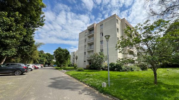 Appartement avec deux chambres, cave et place de parking, proche de la gare d'Auray