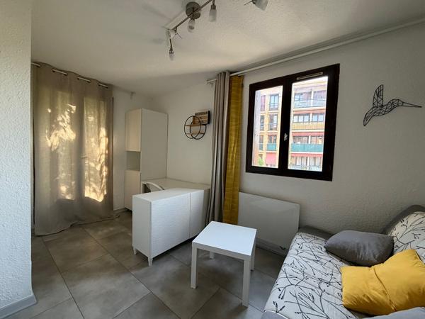 AIX EN PROVENCE -  A LOUER - PROCHE FACS - STUDIO MEUBLE AVEC PARKING