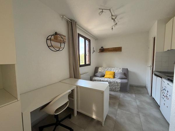 AIX EN PROVENCE -  A LOUER - PROCHE FACS - STUDIO MEUBLE AVEC PARKING