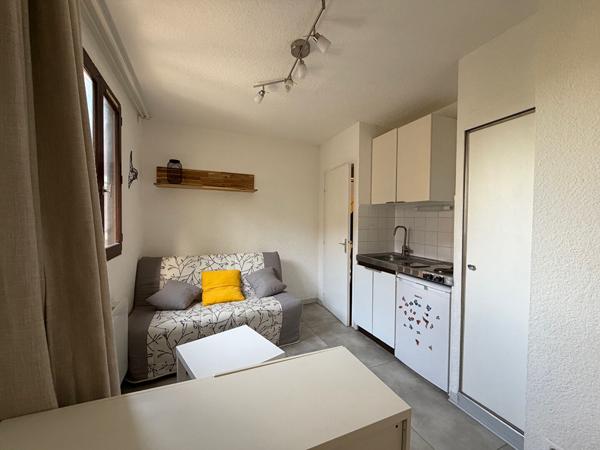 AIX EN PROVENCE -  A LOUER - PROCHE FACS - STUDIO MEUBLE AVEC PARKING