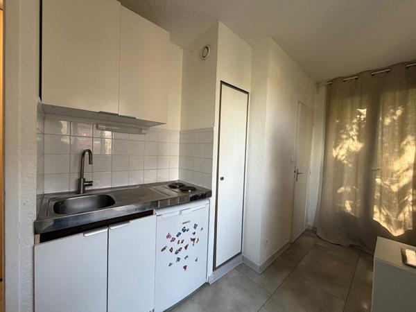 AIX EN PROVENCE -  A LOUER - PROCHE FACS - STUDIO MEUBLE AVEC PARKING