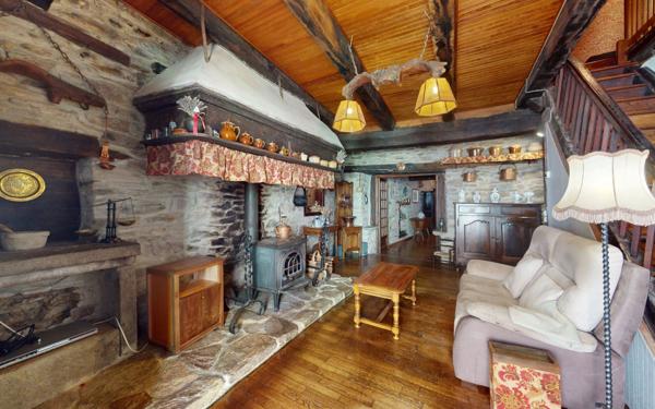 Maison à vendre    8 pièces •  Sauveterre-de-Rouergue