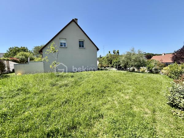Maison familiale lumineuse idéalement située au calme, proche des commodités, transports et écoles.
Venez découvrir tout le confort de ce bien composé d'une spacieuse pièce de vie, une cuisine aménagée moderne avec accès direct à une terrasse de 20 m2 environ exposée sud. À l'étage, 4 chambres dont une suite parentale avec grand dressing, une salle de bain avec wc, une salle d'eau et un toilette. Au sous-sol une buanderie avec fenêtre.
Jardin agréable clôturé et arboré - possibilité de créer une piscine.
Double garage avec station de recharge pour voiture électrique.