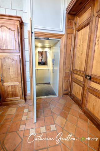 Maison
         18 pièces
        - 560 m² Bien prestige 4 100 000 € *