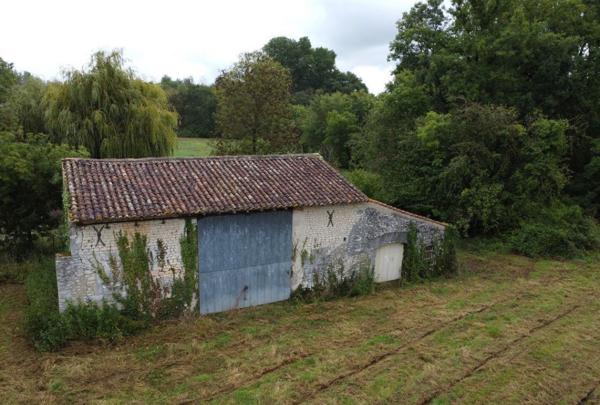 Celles (17520) 

Belle grange offrant la possibilité d'aménager une maison à l'intérieur