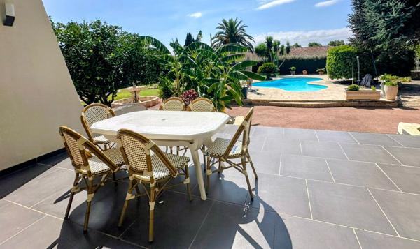 Maison 4 faces sur terrain de 3394 m2 (constructible) avec piscine
