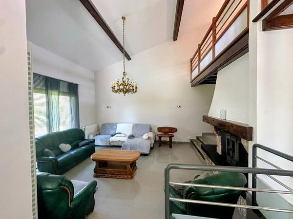 Maison 4 faces sur terrain de 3394 m2 (constructible) avec piscine