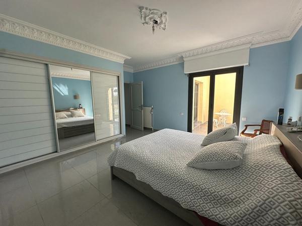 Maison 4 faces sur terrain de 3394 m2 (constructible) avec piscine
