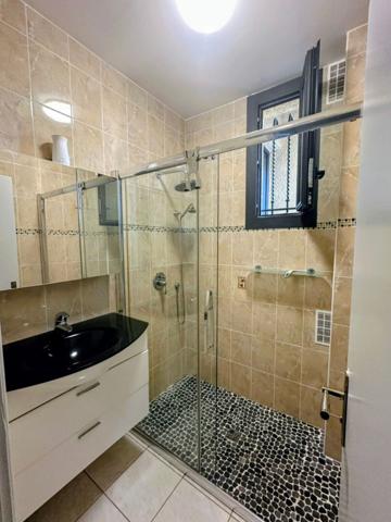 Maison 4 faces sur terrain de 3394 m2 (constructible) avec piscine