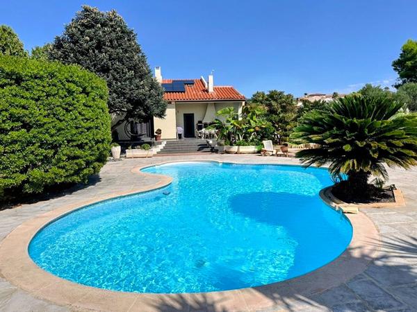 Maison 4 faces sur terrain de 3394 m2 (constructible) avec piscine