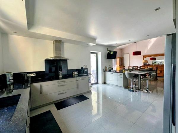 Maison 4 faces sur terrain de 3394 m2 (constructible) avec piscine