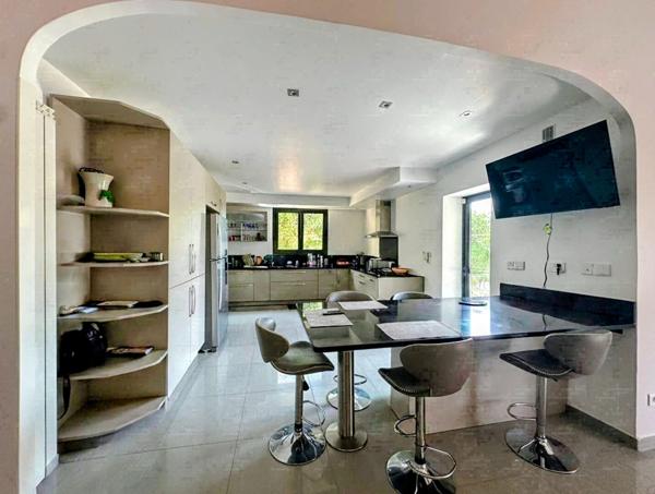 Maison 4 faces sur terrain de 3394 m2 (constructible) avec piscine