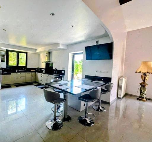Maison 4 faces sur terrain de 3394 m2 (constructible) avec piscine