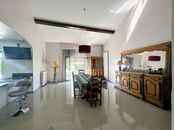 Maison 4 faces sur terrain de 3394 m2 (constructible) avec piscine