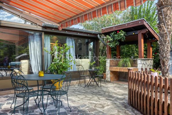 Une propriété rare au cœur d’Échirolles, offrant volumes, intimité et multiples possibilités.

Située dans un secteur central, cette maison de 1967 de plain-pied d’environ 179 m² habitables séduit par sa configuration particulièrement polyvalente : DEUX LOGEMENTS INDEPENDANTS mais COMMUNIQUANTS, un VASTE SOUS-SOL et un JARDIN clos et arboré avec PISCINE.

Le premier logement propose un double salon - salle à manger, une cuisine indépendante, une chambre et une salle d’eau avec WC.
Le second offre de beaux volumes avec cuisine indépendante, cellier, double salon, trois chambres dont DEUX SUITES PARENTALES, une salle d’eau supplémentaire avec WC et une grande VERANDA isolée, ouverte sur le jardin et la piscine.

Les deux parties peuvent être conservées indépendantes ou réunies pour créer une grande maison familiale. Cet aménagement permet d'envisager un logement pour un investissement locatif, la famille ou une activité professionnelle proche tout en ayant une entrée indépendante de son domicile

Un EXTERIEUR QUI FAIT OUBLIER LA VILLE: C’est l’un des véritables atouts de cette propriété : deux accès indépendants et stationnements, un jardin confidentiel, clos et arboré, qui offre une agréable sensation d’intimité malgré la situation centrale. Vous profiterez d'une PISCINE SEMI-ENTERREE CHAUFFEE, ainsi que d'un CARPORT, d'un ABRI BOIS et d'un PUITS pour le jardin.

Le SOUS-SOL d'environ 170 m², dont une partie aménagée, offre un espace exceptionnel pour le stockage, les loisirs, un atelier ou tout autre projet.

Les +: 2 logements indépendants et communicants;  sous-sol d'environ 170 m². piscine chauffée; jardin clos et arboré, sans vis-à-vis marqué; carport, abri bois et puits.

Une maison atypique et évolutive, idéale pour une famille, un projet multigénérationnel ou un investissement.
À découvrir sans tarder, d'autres surprises vous y attendent!