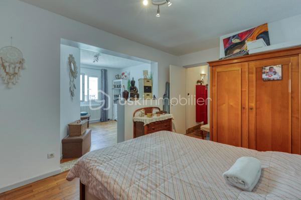Une propriété rare au cœur d’Échirolles, offrant volumes, intimité et multiples possibilités.

Située dans un secteur central, cette maison de 1967 de plain-pied d’environ 179 m² habitables séduit par sa configuration particulièrement polyvalente : DEUX LOGEMENTS INDEPENDANTS mais COMMUNIQUANTS, un VASTE SOUS-SOL et un JARDIN clos et arboré avec PISCINE.

Le premier logement propose un double salon - salle à manger, une cuisine indépendante, une chambre et une salle d’eau avec WC.
Le second offre de beaux volumes avec cuisine indépendante, cellier, double salon, trois chambres dont DEUX SUITES PARENTALES, une salle d’eau supplémentaire avec WC et une grande VERANDA isolée, ouverte sur le jardin et la piscine.

Les deux parties peuvent être conservées indépendantes ou réunies pour créer une grande maison familiale. Cet aménagement permet d'envisager un logement pour un investissement locatif, la famille ou une activité professionnelle proche tout en ayant une entrée indépendante de son domicile

Un EXTERIEUR QUI FAIT OUBLIER LA VILLE: C’est l’un des véritables atouts de cette propriété : deux accès indépendants et stationnements, un jardin confidentiel, clos et arboré, qui offre une agréable sensation d’intimité malgré la situation centrale. Vous profiterez d'une PISCINE SEMI-ENTERREE CHAUFFEE, ainsi que d'un CARPORT, d'un ABRI BOIS et d'un PUITS pour le jardin.

Le SOUS-SOL d'environ 170 m², dont une partie aménagée, offre un espace exceptionnel pour le stockage, les loisirs, un atelier ou tout autre projet.

Les +: 2 logements indépendants et communicants;  sous-sol d'environ 170 m². piscine chauffée; jardin clos et arboré, sans vis-à-vis marqué; carport, abri bois et puits.

Une maison atypique et évolutive, idéale pour une famille, un projet multigénérationnel ou un investissement.
À découvrir sans tarder, d'autres surprises vous y attendent!
