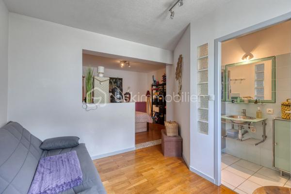 Une propriété rare au cœur d’Échirolles, offrant volumes, intimité et multiples possibilités.

Située dans un secteur central, cette maison de 1967 de plain-pied d’environ 179 m² habitables séduit par sa configuration particulièrement polyvalente : DEUX LOGEMENTS INDEPENDANTS mais COMMUNIQUANTS, un VASTE SOUS-SOL et un JARDIN clos et arboré avec PISCINE.

Le premier logement propose un double salon - salle à manger, une cuisine indépendante, une chambre et une salle d’eau avec WC.
Le second offre de beaux volumes avec cuisine indépendante, cellier, double salon, trois chambres dont DEUX SUITES PARENTALES, une salle d’eau supplémentaire avec WC et une grande VERANDA isolée, ouverte sur le jardin et la piscine.

Les deux parties peuvent être conservées indépendantes ou réunies pour créer une grande maison familiale. Cet aménagement permet d'envisager un logement pour un investissement locatif, la famille ou une activité professionnelle proche tout en ayant une entrée indépendante de son domicile

Un EXTERIEUR QUI FAIT OUBLIER LA VILLE: C’est l’un des véritables atouts de cette propriété : deux accès indépendants et stationnements, un jardin confidentiel, clos et arboré, qui offre une agréable sensation d’intimité malgré la situation centrale. Vous profiterez d'une PISCINE SEMI-ENTERREE CHAUFFEE, ainsi que d'un CARPORT, d'un ABRI BOIS et d'un PUITS pour le jardin.

Le SOUS-SOL d'environ 170 m², dont une partie aménagée, offre un espace exceptionnel pour le stockage, les loisirs, un atelier ou tout autre projet.

Les +: 2 logements indépendants et communicants;  sous-sol d'environ 170 m². piscine chauffée; jardin clos et arboré, sans vis-à-vis marqué; carport, abri bois et puits.

Une maison atypique et évolutive, idéale pour une famille, un projet multigénérationnel ou un investissement.
À découvrir sans tarder, d'autres surprises vous y attendent!