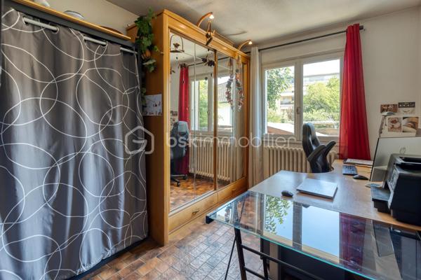 Une propriété rare au cœur d’Échirolles, offrant volumes, intimité et multiples possibilités.

Située dans un secteur central, cette maison de 1967 de plain-pied d’environ 179 m² habitables séduit par sa configuration particulièrement polyvalente : DEUX LOGEMENTS INDEPENDANTS mais COMMUNIQUANTS, un VASTE SOUS-SOL et un JARDIN clos et arboré avec PISCINE.

Le premier logement propose un double salon - salle à manger, une cuisine indépendante, une chambre et une salle d’eau avec WC.
Le second offre de beaux volumes avec cuisine indépendante, cellier, double salon, trois chambres dont DEUX SUITES PARENTALES, une salle d’eau supplémentaire avec WC et une grande VERANDA isolée, ouverte sur le jardin et la piscine.

Les deux parties peuvent être conservées indépendantes ou réunies pour créer une grande maison familiale. Cet aménagement permet d'envisager un logement pour un investissement locatif, la famille ou une activité professionnelle proche tout en ayant une entrée indépendante de son domicile

Un EXTERIEUR QUI FAIT OUBLIER LA VILLE: C’est l’un des véritables atouts de cette propriété : deux accès indépendants et stationnements, un jardin confidentiel, clos et arboré, qui offre une agréable sensation d’intimité malgré la situation centrale. Vous profiterez d'une PISCINE SEMI-ENTERREE CHAUFFEE, ainsi que d'un CARPORT, d'un ABRI BOIS et d'un PUITS pour le jardin.

Le SOUS-SOL d'environ 170 m², dont une partie aménagée, offre un espace exceptionnel pour le stockage, les loisirs, un atelier ou tout autre projet.

Les +: 2 logements indépendants et communicants;  sous-sol d'environ 170 m². piscine chauffée; jardin clos et arboré, sans vis-à-vis marqué; carport, abri bois et puits.

Une maison atypique et évolutive, idéale pour une famille, un projet multigénérationnel ou un investissement.
À découvrir sans tarder, d'autres surprises vous y attendent!