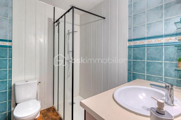 Une propriété rare au cœur d’Échirolles, offrant volumes, intimité et multiples possibilités.

Située dans un secteur central, cette maison de 1967 de plain-pied d’environ 179 m² habitables séduit par sa configuration particulièrement polyvalente : DEUX LOGEMENTS INDEPENDANTS mais COMMUNIQUANTS, un VASTE SOUS-SOL et un JARDIN clos et arboré avec PISCINE.

Le premier logement propose un double salon - salle à manger, une cuisine indépendante, une chambre et une salle d’eau avec WC.
Le second offre de beaux volumes avec cuisine indépendante, cellier, double salon, trois chambres dont DEUX SUITES PARENTALES, une salle d’eau supplémentaire avec WC et une grande VERANDA isolée, ouverte sur le jardin et la piscine.

Les deux parties peuvent être conservées indépendantes ou réunies pour créer une grande maison familiale. Cet aménagement permet d'envisager un logement pour un investissement locatif, la famille ou une activité professionnelle proche tout en ayant une entrée indépendante de son domicile

Un EXTERIEUR QUI FAIT OUBLIER LA VILLE: C’est l’un des véritables atouts de cette propriété : deux accès indépendants et stationnements, un jardin confidentiel, clos et arboré, qui offre une agréable sensation d’intimité malgré la situation centrale. Vous profiterez d'une PISCINE SEMI-ENTERREE CHAUFFEE, ainsi que d'un CARPORT, d'un ABRI BOIS et d'un PUITS pour le jardin.

Le SOUS-SOL d'environ 170 m², dont une partie aménagée, offre un espace exceptionnel pour le stockage, les loisirs, un atelier ou tout autre projet.

Les +: 2 logements indépendants et communicants;  sous-sol d'environ 170 m². piscine chauffée; jardin clos et arboré, sans vis-à-vis marqué; carport, abri bois et puits.

Une maison atypique et évolutive, idéale pour une famille, un projet multigénérationnel ou un investissement.
À découvrir sans tarder, d'autres surprises vous y attendent!