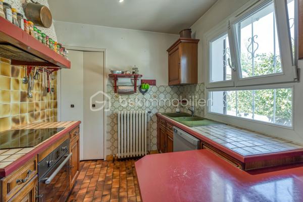 Une propriété rare au cœur d’Échirolles, offrant volumes, intimité et multiples possibilités.

Située dans un secteur central, cette maison de 1967 de plain-pied d’environ 179 m² habitables séduit par sa configuration particulièrement polyvalente : DEUX LOGEMENTS INDEPENDANTS mais COMMUNIQUANTS, un VASTE SOUS-SOL et un JARDIN clos et arboré avec PISCINE.

Le premier logement propose un double salon - salle à manger, une cuisine indépendante, une chambre et une salle d’eau avec WC.
Le second offre de beaux volumes avec cuisine indépendante, cellier, double salon, trois chambres dont DEUX SUITES PARENTALES, une salle d’eau supplémentaire avec WC et une grande VERANDA isolée, ouverte sur le jardin et la piscine.

Les deux parties peuvent être conservées indépendantes ou réunies pour créer une grande maison familiale. Cet aménagement permet d'envisager un logement pour un investissement locatif, la famille ou une activité professionnelle proche tout en ayant une entrée indépendante de son domicile

Un EXTERIEUR QUI FAIT OUBLIER LA VILLE: C’est l’un des véritables atouts de cette propriété : deux accès indépendants et stationnements, un jardin confidentiel, clos et arboré, qui offre une agréable sensation d’intimité malgré la situation centrale. Vous profiterez d'une PISCINE SEMI-ENTERREE CHAUFFEE, ainsi que d'un CARPORT, d'un ABRI BOIS et d'un PUITS pour le jardin.

Le SOUS-SOL d'environ 170 m², dont une partie aménagée, offre un espace exceptionnel pour le stockage, les loisirs, un atelier ou tout autre projet.

Les +: 2 logements indépendants et communicants;  sous-sol d'environ 170 m². piscine chauffée; jardin clos et arboré, sans vis-à-vis marqué; carport, abri bois et puits.

Une maison atypique et évolutive, idéale pour une famille, un projet multigénérationnel ou un investissement.
À découvrir sans tarder, d'autres surprises vous y attendent!